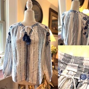 New Directions Women's Blue and White peasant Top boho floral embroidered small